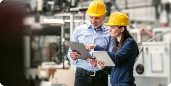 Инженеры на производстве